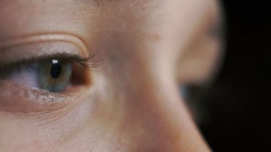 Karanlık bir stüdyoda özgüvenle ve sükunetle bekleyen kurnaz esmer çocuk gözleri. Siyah bir stüdyonun içinde özgüven, duygu ve huzurla bakan zeki esmer çocuk gözleri. Uyumlu ve mutlu görünüyor.