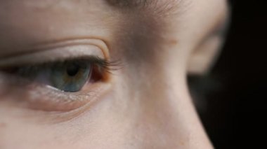 Endişeli küçük çocuk gözleri şaşkınlıkla bakıyor ve göz kırpıyor. Stüdyonun duygusal profilinde, kafası karışmış küçük çocukların gözlerini kapatıyordu. Kafaları karışıktı ve siyah bir stüdyoda göz kırpıyorlardı. Komik görünüyor..