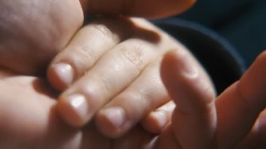 Dost canlısı kardeşlerin elleri bir odanın içinde birbirini titretiyor ve okşuyor. Bir odanın içinde birbirine dokunan, sallayan ve okşayan iki kardeşin orijinal görüntüsü. Günümüz dünyasında arkadaşlık çok şey ifade eder..