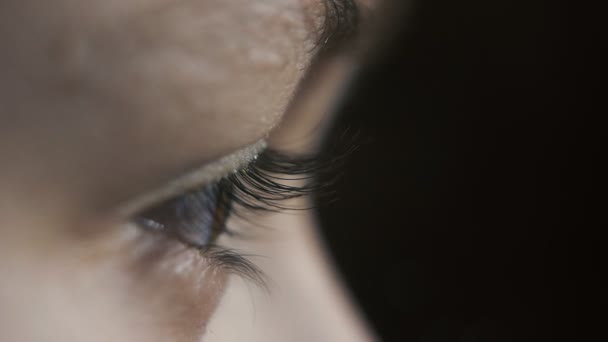 Olhos Menino Morena Inteligente Olhando Piscando Com Calma Curiosidade Estúdio — Vídeo de Stock