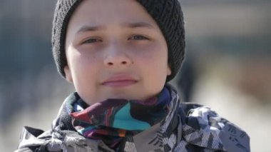 Hevesli çocuk, ilkbaharda güneşli bir baharda güneşli bir günde Coronavirus 'a karşı maske takan endişeli küçük bir çocuğun heyecanlı manzarasına karşı hijyenik bir maske gibi bandana takıyor. Tehlikeli Ncov virüsünü durduruyor..