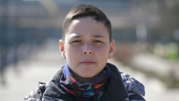 Χαρούμενο Αγόρι Που Φοράει Μια Υγιεινή Μάσκα Ενάντια Στο Covid — Αρχείο Βίντεο
