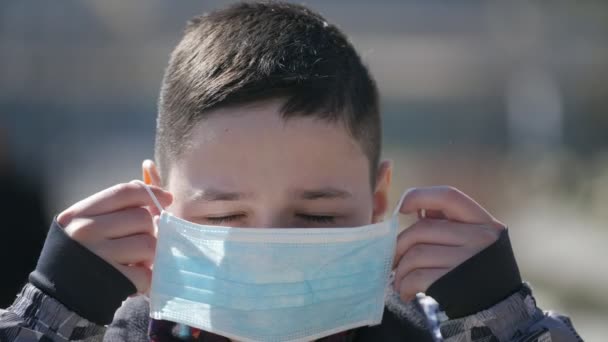 Niño Prudente Que Pone Una Máscara Sanitaria Contra Covidio Una — Vídeos de Stock