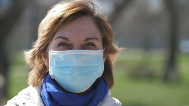 Verängstigte Frau Mit Hygienemaske Gegen Covid Park Frühling Alarmierendes Porträt — Stockvideo