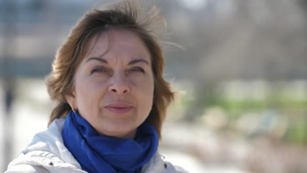 Donna Prudente Che Indossa Maschera Contro Coronavirus Parco Primavera Vista — Video Stock