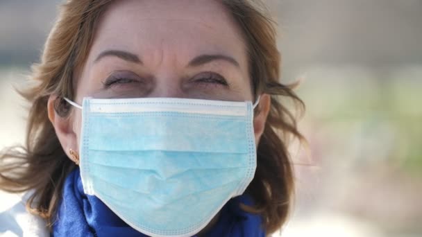 Aufgeregte Frau Mit Hygienemaske Gegen Covid Frühling Warnporträt Einer Umsichtigen — Stockvideo