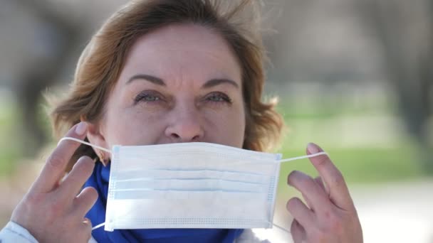 Mujer Preocupada Poniéndose Máscara Contra Coronavirus Aire Libre Primavera Vista — Vídeo de stock