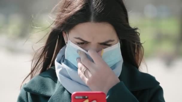 Αγχωμένη Νεαρή Γυναίκα Μάσκα Υγιεινής Που Αναζητά Πληροφορίες Για Covid — Αρχείο Βίντεο