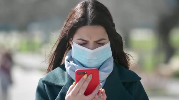 Chica Morena Preocupada Una Máscara Quirúrgica Marcando Sobre Covid Muelle — Vídeo de stock