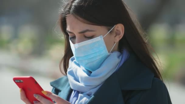 Korunaklı Esmer Kız Virüse Karşı Koruyucu Maske Takıyor Telefonunu Iskelede — Stok video