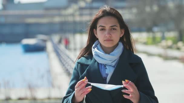 Ragazza Bruna Fiduciosa Che Indossa Una Maschera Protettiva Contro Virus — Video Stock