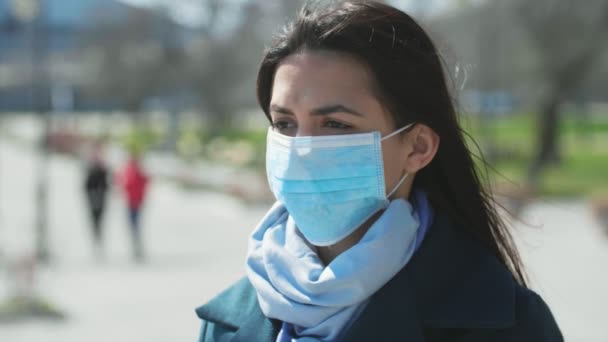 Elegante Brunette Vrouw Een Beschermend Masker Een Rivieroever Het Voorjaar — Stockvideo