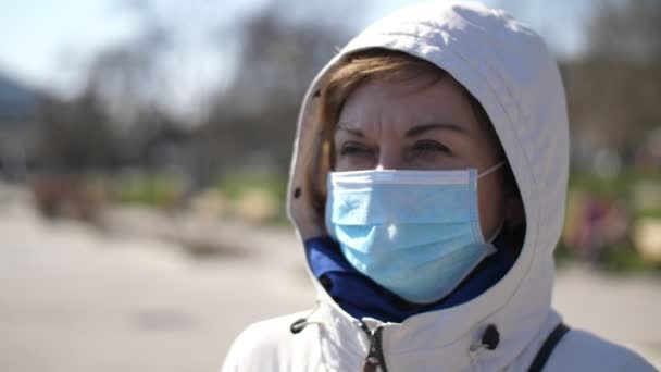 Leuke Blonde Vrouw Een Kap Een Beschermend Masker Het Voorjaar — Stockvideo