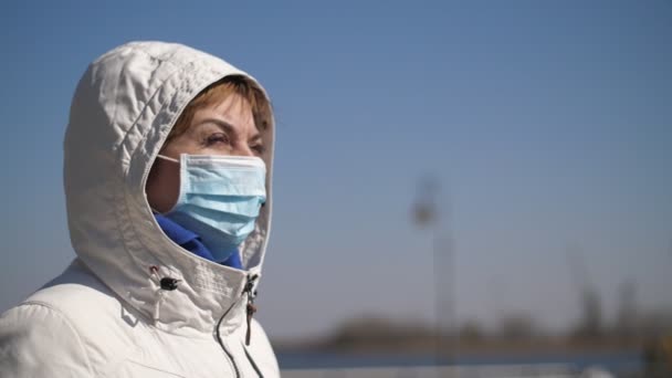 Mulher Loira Inteligente Capuz Uma Máscara Sanitária Cais Primavera Maravilhoso — Vídeo de Stock