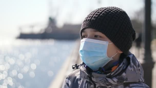 Sportieve Jongen Sanitair Masker Jasje Een Glanzende Rivieroever Het Voorjaar — Stockvideo