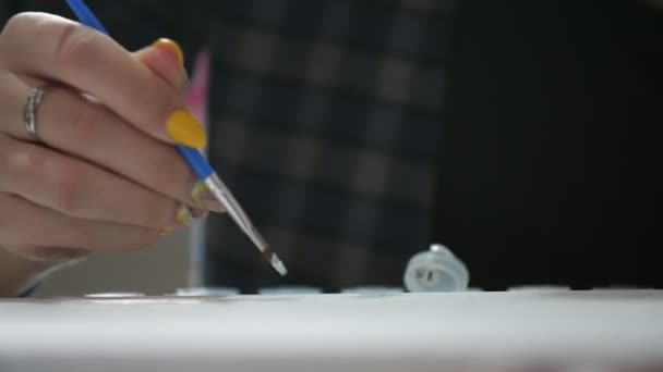 Menina Elegante Com Uma Maquiagem Amarela Azul Pintando Quadro Papel — Vídeo de Stock