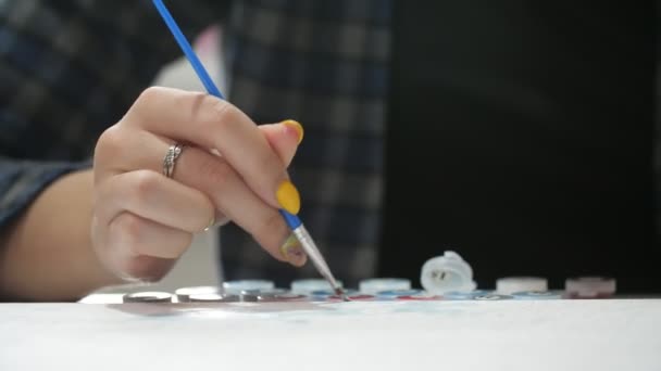 Dedos Femeninos Pulidos Sumergiendo Pincel Caballete Pintando Cuadro Sobre Lienzo — Vídeos de Stock