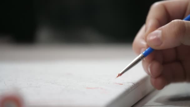 Uzun Mavi Bir Fırçayla Ressamın Eli Beyaz Bir Kağıda Fırça — Stok video
