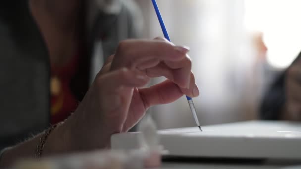 Dedos Femeninos Manteniendo Pincel Delgado Boceto Pintura Una Hoja Blanca — Vídeo de stock