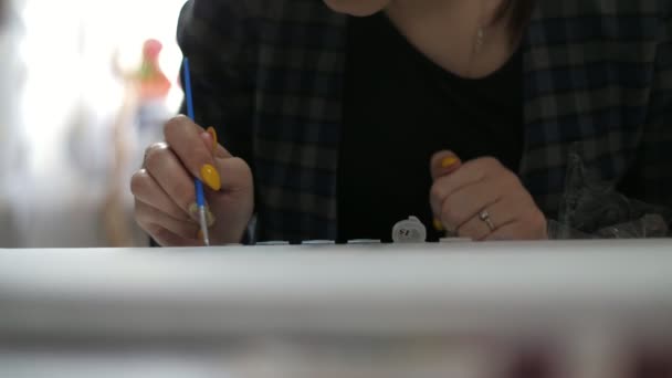 Uma Jovem Talentosa Está Pintando Quadro Sentado Uma Mesa Com — Vídeo de Stock