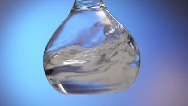 Liquide Transparent Est Secoué Dans Une Grande Ampoule Ronde Dans — Video