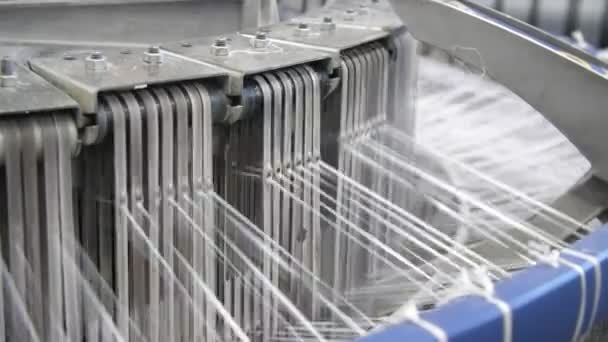 Breimachine Met Onstuimige Plastic Touwen Die Landbouwzakken Produceren Fabriek Techno — Stockvideo