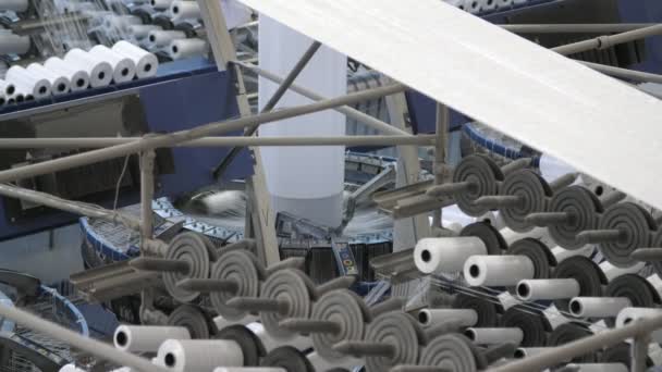 農業工場でのリールのラインとファンで回転する大きな縦列固定ファンで回転する大きな列と現代の工場でプラスチック製の袋の生産のための白いロープを巻きコイルの多くの行の素晴らしい景色 — ストック動画