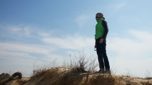 Spunky Boy Kufiya Standing Looking Desert Celeste Sky Spring Imponujący — Wideo stockowe