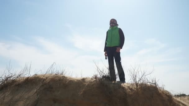 Niño Pequeño Shemagh Pie Observando Desierto Bajo Cielo Celeste Primavera — Vídeos de Stock