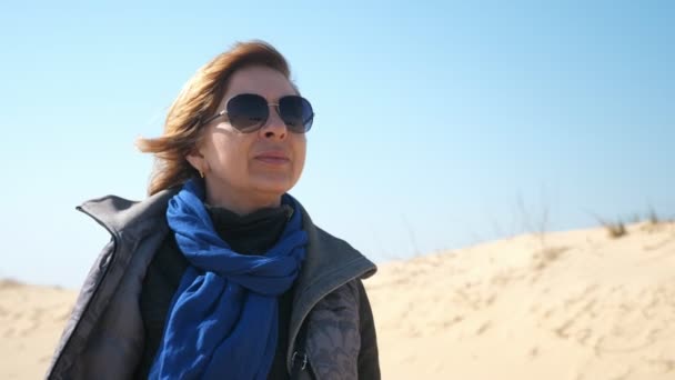 Mulher Elegante Óculos Sol Cachecol Extravagante Observando Deserto Arenoso Primavera — Vídeo de Stock