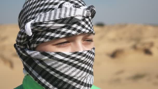 Розумний Хлопчик Шемазі Стоїть Озирається Сторону Гарячій Пустелі Навесні Вражаючі — стокове відео