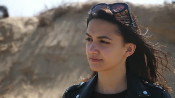 Jeune Femme Brune Debout Dans Désert Chaud Printemps Ensoleillé Ralenti — Video