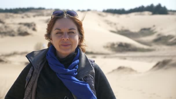 Felice Donna Dai Capelli Biondi Piedi Nel Deserto Caldo Una — Video Stock