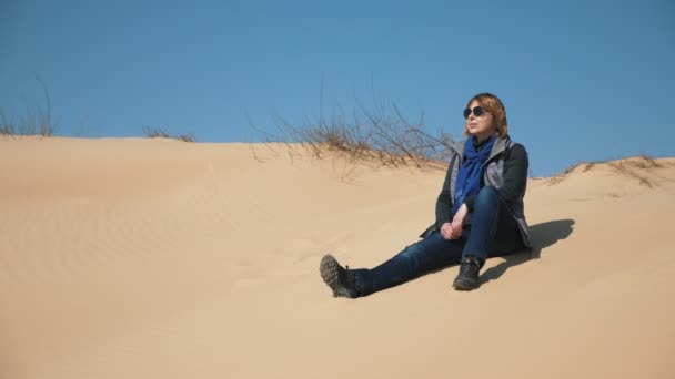 Elegante Donna Bionda Seduta Nel Deserto Caldo Sorridente Nella Giornata — Video Stock