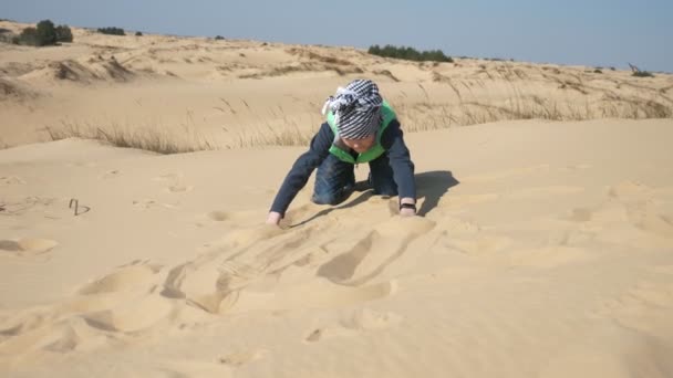 Garoto Engraçado Kufiya Ajoelhado Deitado Brincando Com Areia Deserto Primavera — Vídeo de Stock