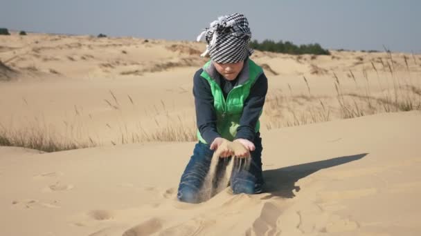 Menino Alegre Shemagh Jeans Jaqueta Brincando Com Areia Deserto Primavera — Vídeo de Stock