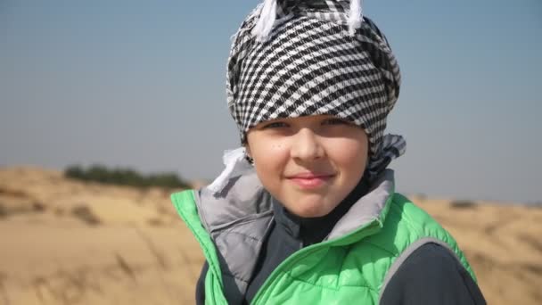Щасливий Хлопчик Чорно Білому Шемоні Посміхається Сухій Пустелі Сонячної Весни — стокове відео