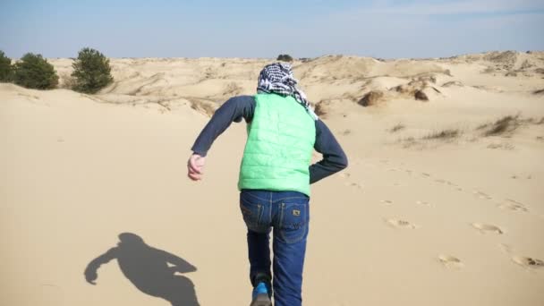 Garçon Actif Courant Dans Désert Avec Sable Sec Lors Une — Video