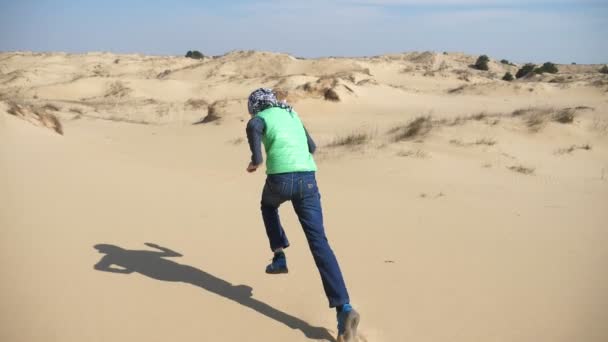 Menino Feliz Correndo Deserto Com Areia Quente Dia Ensolarado Primavera — Vídeo de Stock
