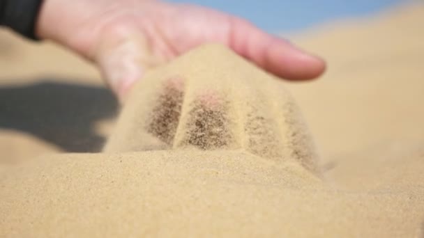 Grabbens Handflata Lyfta Torr Sand Och Strömma Ner Genom Spridda — Stockvideo