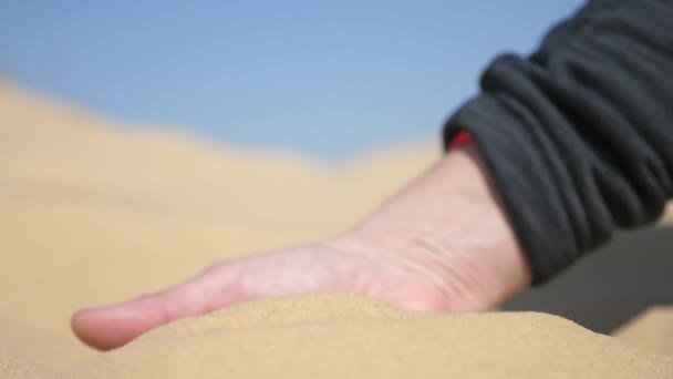 Νέοι Χέρι Ανάληψη Καυτή Άμμο Και Ρίχνει Κάτω Μέσω Απλώστε — Αρχείο Βίντεο