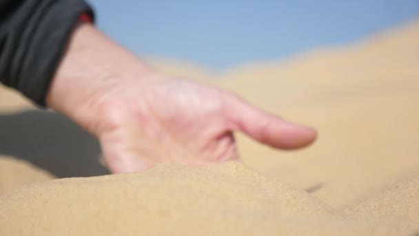 Männliche Hand Taucht Heißen Sand Und Hebt Trockenen Sand Einer — Stockvideo