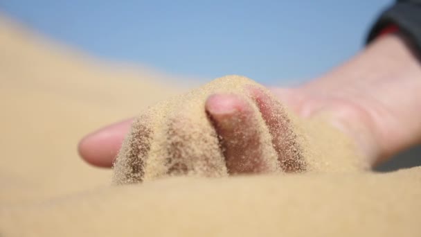 Jeune Main Déplaçant Sable Chaud Vers Haut Tamisant Travers Les — Video