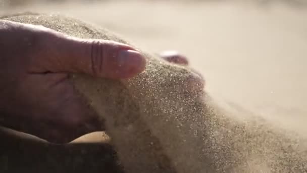 Zwei Hände Heben Heißen Sand Nach Oben Und Streuen Ihn — Stockvideo