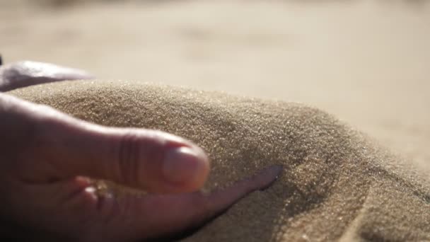 Ręka Chłopca Trzymająca Garść Piasku Żółtej Pustyni Słoneczny Dzień Slo — Wideo stockowe