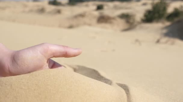 Mão Masculina Pegando Punhado Areia Deserto Derramando Para Baixo Slo — Vídeo de Stock