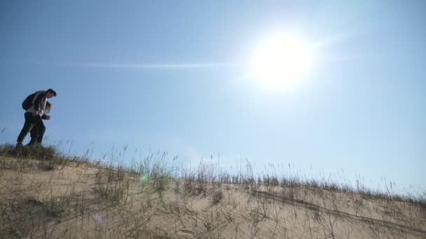 Schitterende Zon Twee Vermoeide Jonge Toeristen Dwalen Een Zandwoestijn Slo — Stockvideo