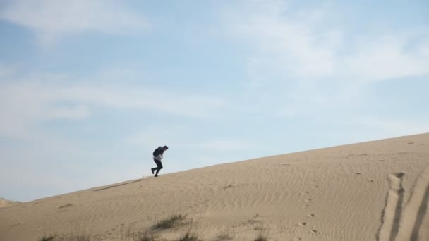 Jovem Esportivo Subindo Uma Sutil Encosta Deserto Primavera Slo Vista — Vídeo de Stock