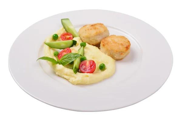 Purée de pommes de terre aux boulettes et légumes, isolée . — Photo