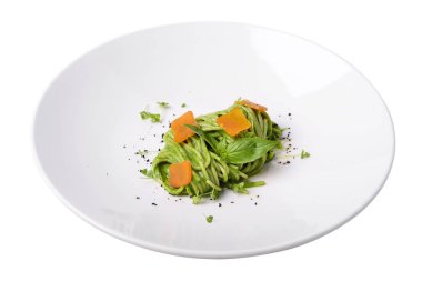 Ispanak, çam fıstığı ve kurutulmuş kefal balık yumurtası ile makarna